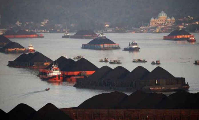 Coal barges are pictured as they queue to be pull along Mahakam river in Samarinda, East Kalimantan province, Indonesia, August 31, 2019. Picture taken August 31, 2019. REUTERS/Willy Kurniawan