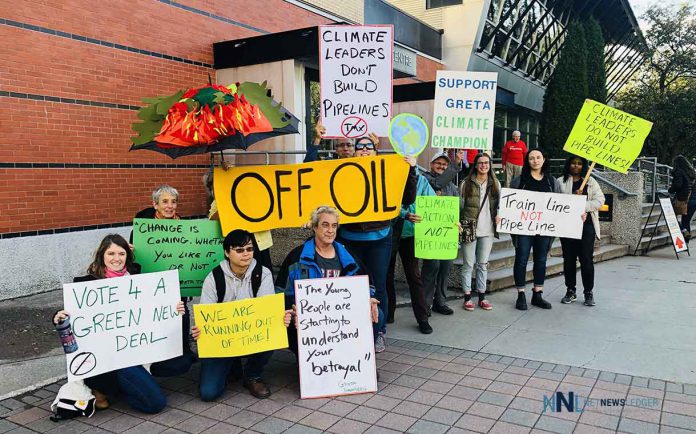 Fridays for Future campaigned outside of the Agora claiming the Liberals have to choose between the climate crisis and building pipelines