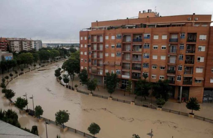 A view shows the overflowing Segura river as torrential rains hit Orihuela, near Murcia, Spain, September 13, 2019. REUTERS/Jon Nazca