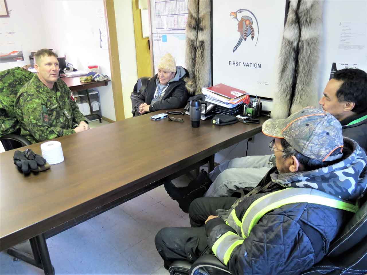 Lieutenant-Colonel Shane McArthur talks with members of the North Spirit Lake First Nation band council