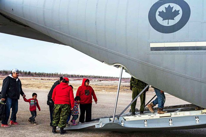 Canadian Rangers monitor ice conditions on the Albany River at Kashechewan during the spring breakup in 2017. credit Canadian Armed Forces