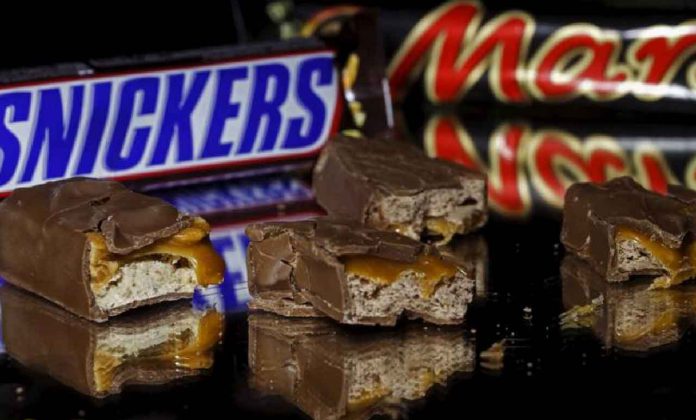 FILE IMAGE: Mars and Snickers bars are seen in this picture illustration taken February 23, 2016. REUTERS/Dado Ruvic/Illustration