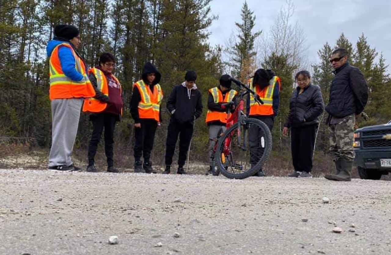 (l to r) Chantal, mother, Valerie, grandmother, Tredan, FAbian, Elijah, Nikolas Jennie & Roy, great uncle who met them getting close to Windigo. Also Rueben and Nadine who are not in the picture but kept the bikes going.