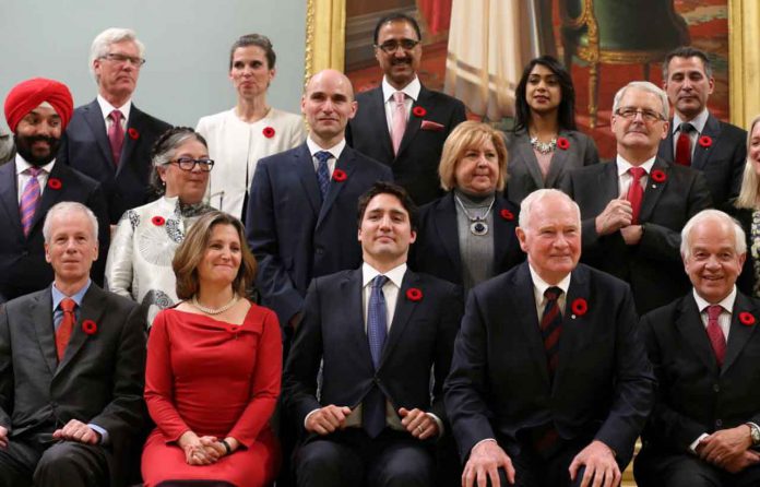 Canada's new Prime Minister Justin Trudeau (bottom row C) poses with his cabinet after their swearing-in ceremony at Rideau Hall in Ottawa November 4, 2015. REUTERS/Chris Wattie