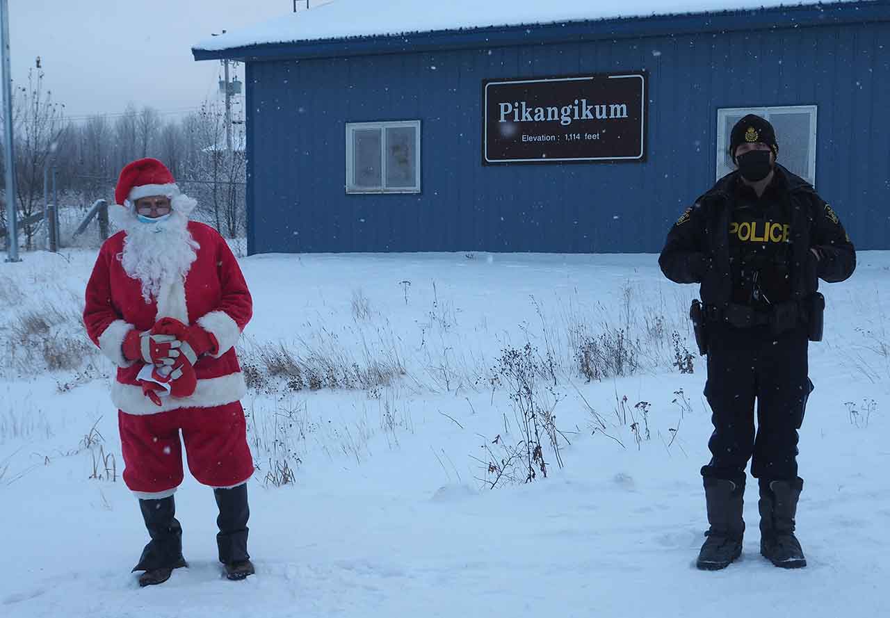 Santa and OPP Officer masked and distanced in Pikangikum on Saturday.