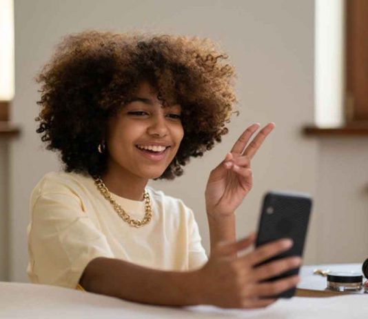Simple Guides That Turn Confused Prospects Into Confident Clients Woman on smartphone