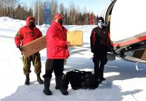 Canadian Rangers Eli Owen and Rob Turtle begin to unload a resupply aircraft in Pikangikum. credit Master Warrant Officer Fergus O’Connor, Canadian Army