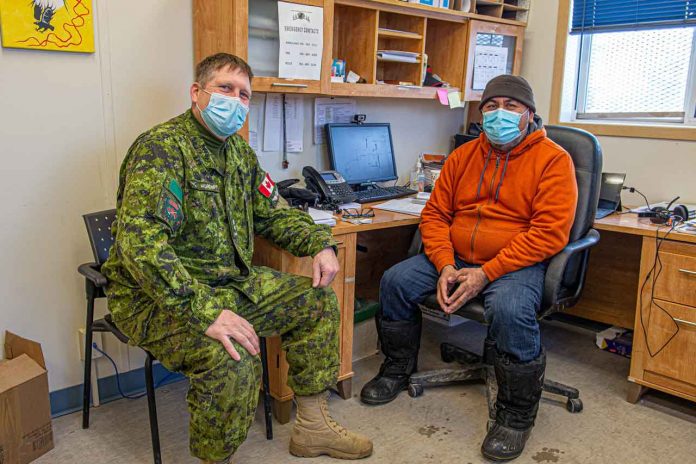 Lieutenant-Colonel Shane McArthur discusses the pandemic situation in Attawapiskat with Chief David Nakogee. credit Lt. Camilo Olea-Ortega