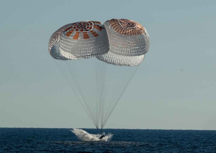 The SpaceX Crew Dragon Freedom spacecraft is seen as it lands with NASA astronauts Kjell Lindgren, Robert Hines, Jessica Watkins, and ESA (European Space Agency) astronaut Samantha Cristoforetti aboard in the Atlantic Ocean off the coast of Jacksonville, Florida, Friday, Oct. 14, 2022. Credits: NASA/Bill Ingalls