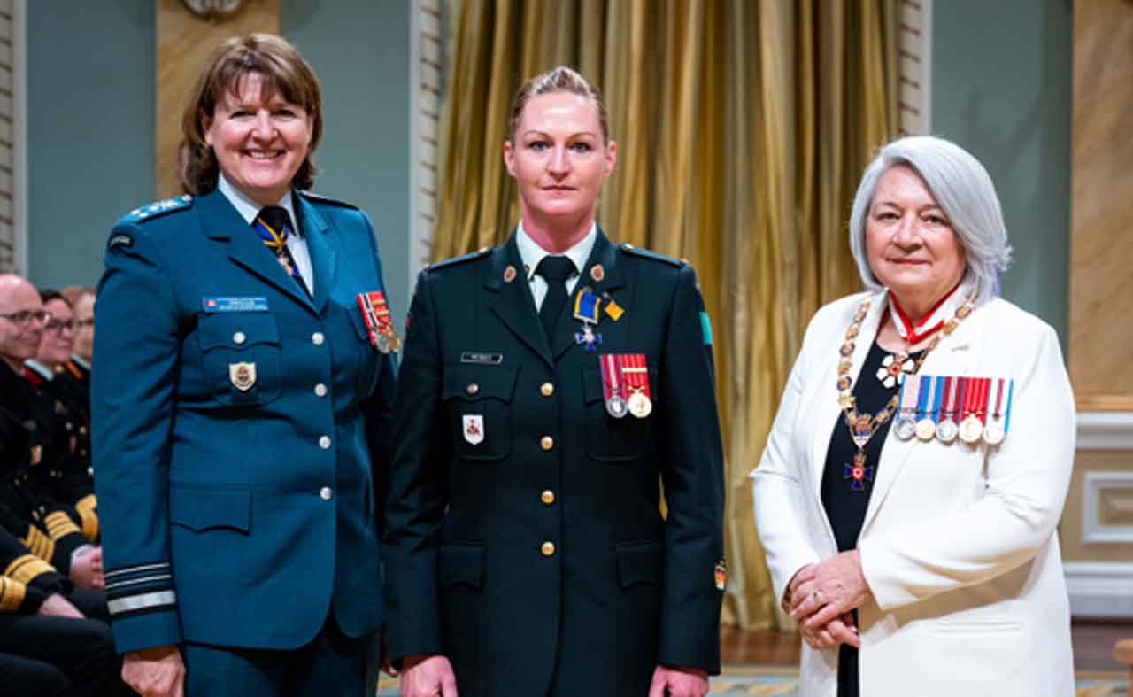 Vice Chief of the Defence Staff, LGen Francis Allen, and the Govenor General of Canada, Mary Simon, present Warrant Officer Tiffany Webber with the Member of the Order of Military Merit. 