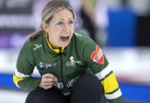 MCCARVILLE POISED TO MAKE SCOTTIES PLAYOFFS AGAIN Team Northern Ontario, Fort William Curling Club, Thunder Bay, skip Krista McCarville in draw 15. (Photo, Curling Canada/Andrew Klaver)