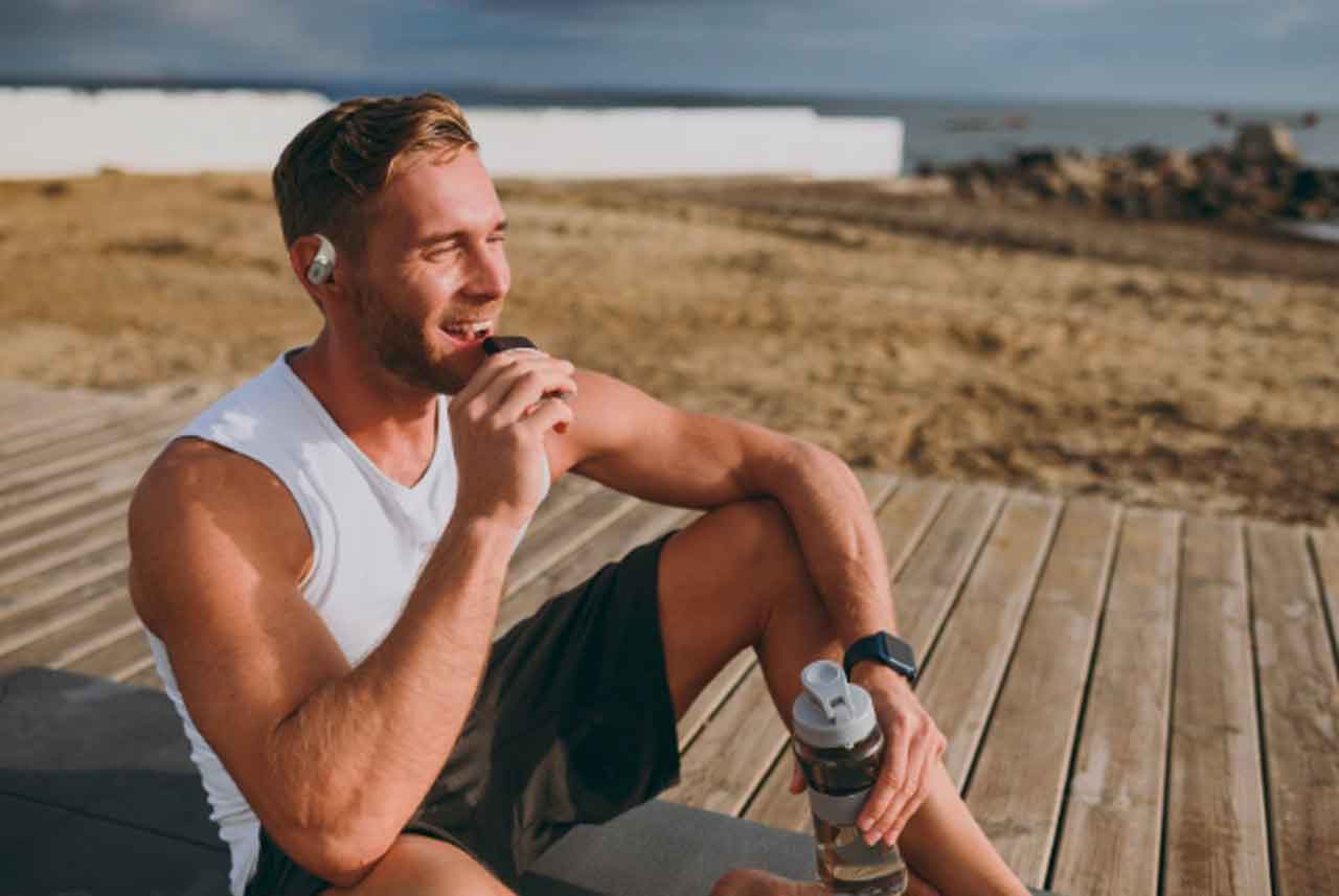 Unlike sealed earbuds, this design doesn’t block the canal. The sound floats near the ear, letting air flow freely. It’s a small detail that makes a huge difference during sweaty workouts or hot days.