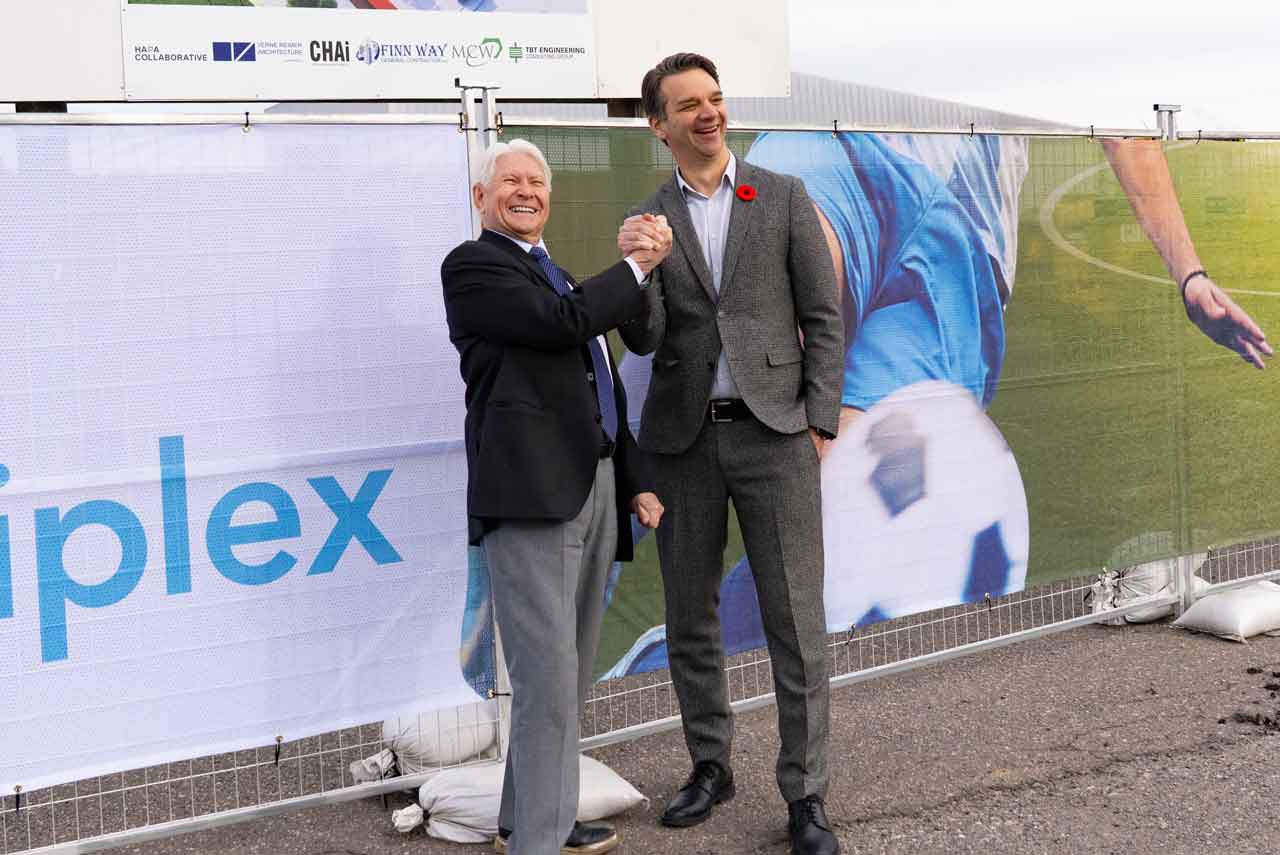 Mayor Boshcoff with Tbaytel President and CEO Paul Norris