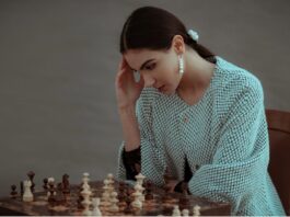 5 Evening Habits That Help You Disconnect From Work Photo by emre keshavarz: https://www.pexels.com/photo/pensive-ethnic-woman-thinking-on-chess-move-7207270/