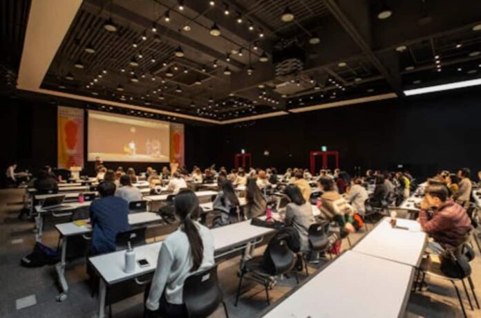 Find the 5 best agencies to book a keynote speaker in Vancouver in 2026. Compare top-rated bureaus for local talent, corporate expertise, and event success.