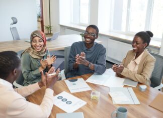 How Corporate Recognition Programs Are Evolving in Modern Workplaces Photo by Edmond Dantès: https://www.pexels.com/photo/group-of-office-workers-holding-a-meeting-8554063/