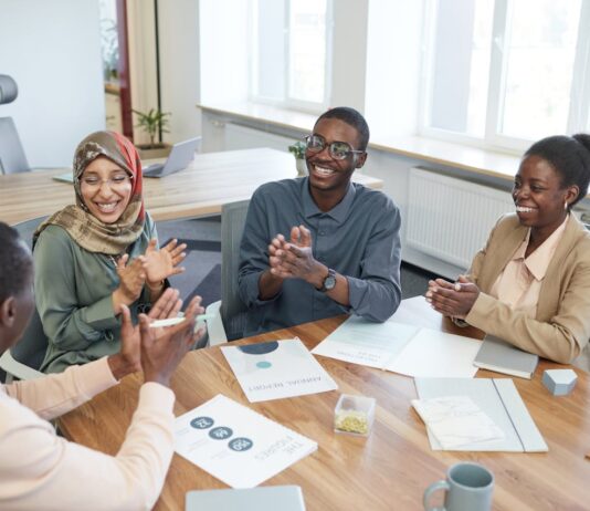 How Corporate Recognition Programs Are Evolving in Modern Workplaces Photo by Edmond Dantès: https://www.pexels.com/photo/group-of-office-workers-holding-a-meeting-8554063/