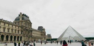 The future of global business connectivity: How eSIMs are transforming corporate travel In an increasingly interconnected global economy, the ability for businesses to maintain constant and reliable communication is paramount. For decades, the small plastic SIM card has been the key to mobile connectivity. However, its physical nature presents logistical hurdles for international organizations. Today, a digital evolution is reshaping the future of corporate telecommunications: the embedded SIM, or eSIM.