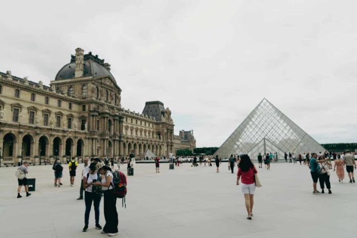 In an increasingly interconnected global economy, the ability for businesses to maintain constant and reliable communication is paramount. For decades, the small plastic SIM card has been the key to mobile connectivity. However, its physical nature presents logistical hurdles for international organizations. Today, a digital evolution is reshaping the future of corporate telecommunications: the embedded SIM, or eSIM.