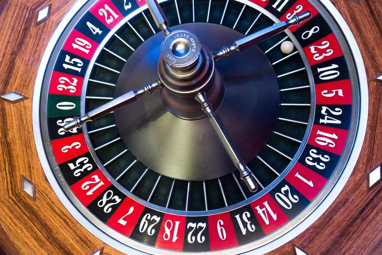 https://pixabay.com/photos/roulette-roulette-wheel-bullet-1003120/