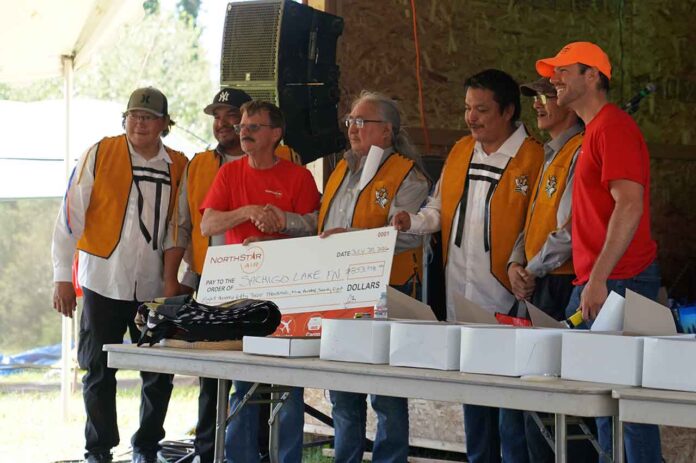 NSA-Cheque-Presentation North Star Air, Sachigo Lake First Nation, revenue sharing, Indigenous business, Northern Ontario, aviation, Thunder Bay, Sioux Lookout, economic development, First Nations