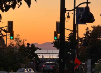 Thunder Bay Weather: Morning Showers, Gusty Northwest Winds and a Frost Risk Tonight Thunder Bay Looking east on Red River Road out to Lake Superior - James Murray